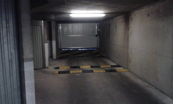 photos des ralentisseurs dans le parking souterrain