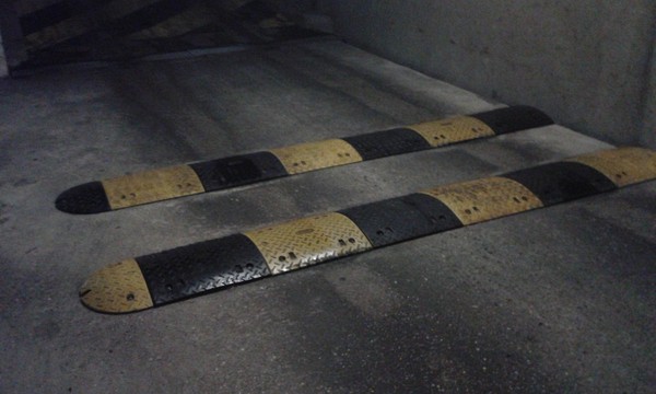 photos des ralentisseurs dans le parking souterrain