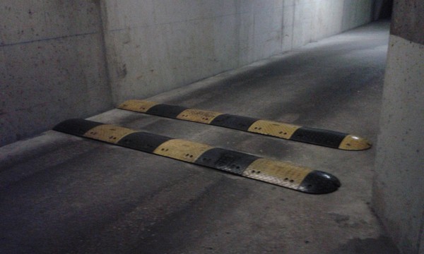 photos des ralentisseurs dans le parking souterrain