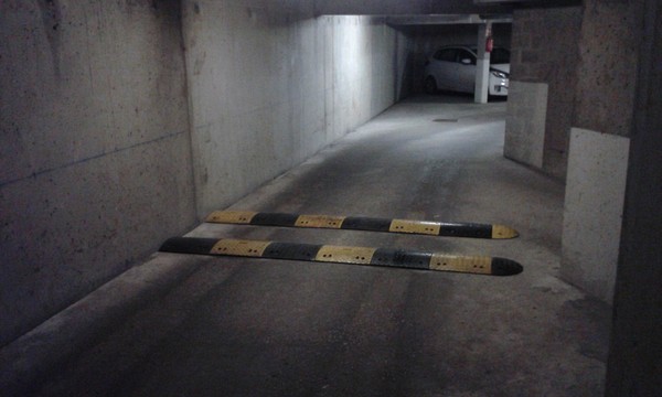 photos des ralentisseurs dans le parking souterrain